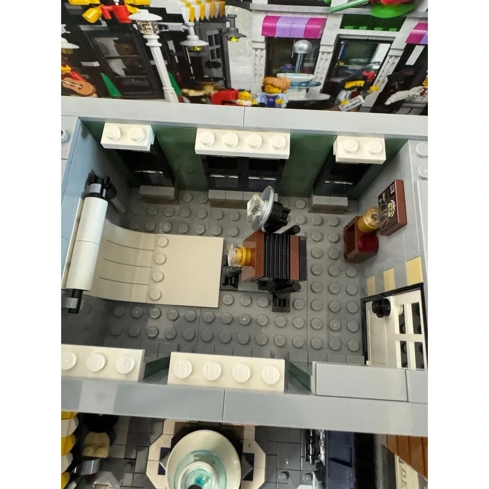 LEGO 10255 Assembly Square 10th Anniversary 99% Complete w/Box No Manual Retired